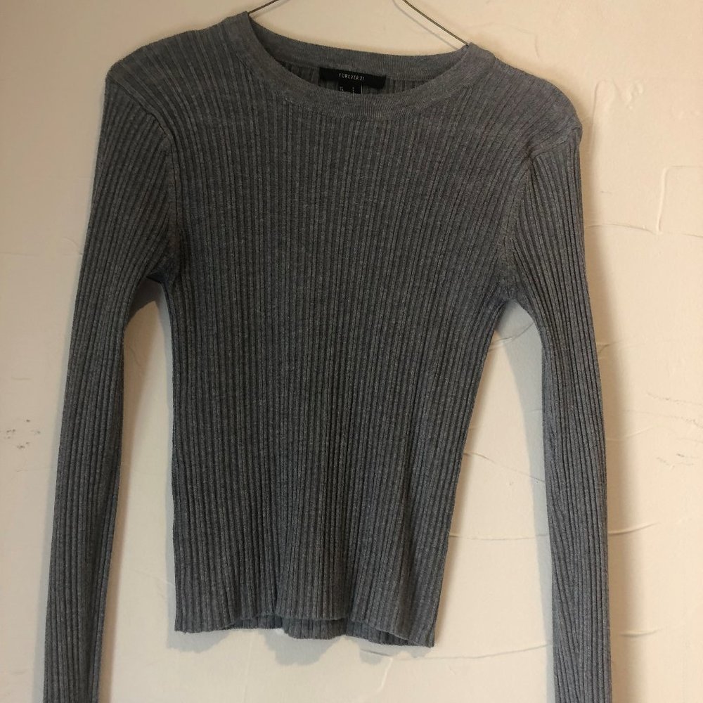 Ribbed gray sweater